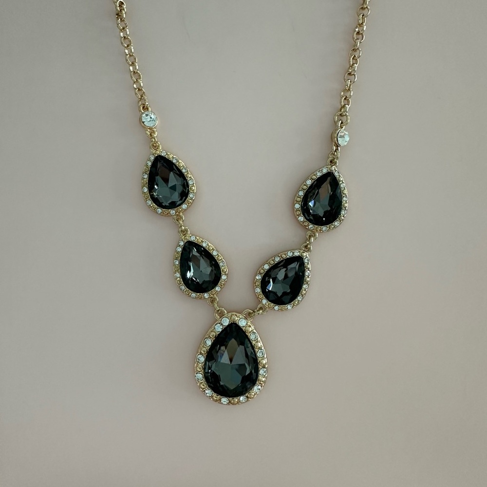 Elegant Black and Gold Teardrop Necklace
